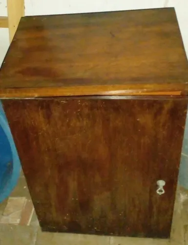 Gabinete de madeira de máquina de costura