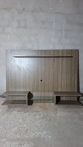 Painel para TV Suspenso com Prateleira e Detalhe em Vidro - Saída urgente!