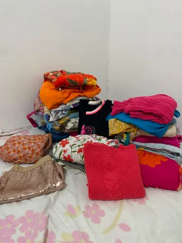 Lote de roupas para bazar .
