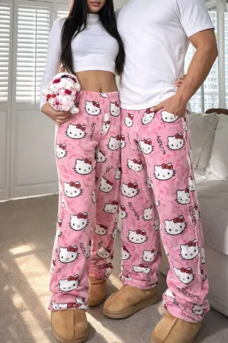 Perfeição de calça Hello Kitty em pelúcia e algodão fica perfeito em qualquer corpo