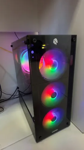 Computador Gamer com gabinete de vidro, coolers, teclado e mouse RGB