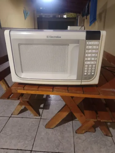 Microondas Eletrolux 30 litros muito conservado