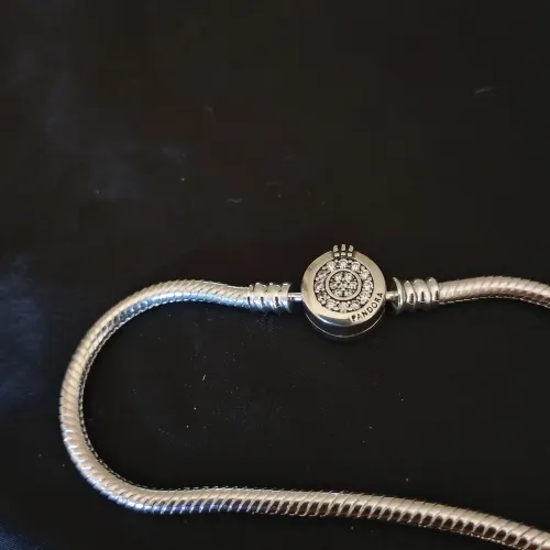 Linda Pulseira/Berloqueira com fecho coroa incrustada de Zircônias em Prata 925