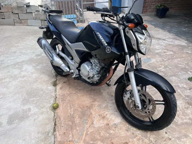 Moto Yamaha Fazer 250 preta