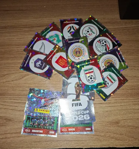 246 figurinhas normais + 16 Brilhantes Originais 2026