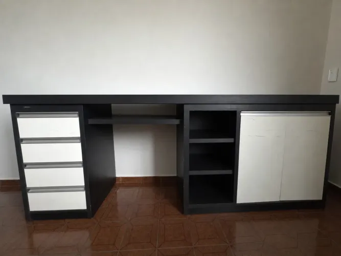 Escrivaninha gaveteira 