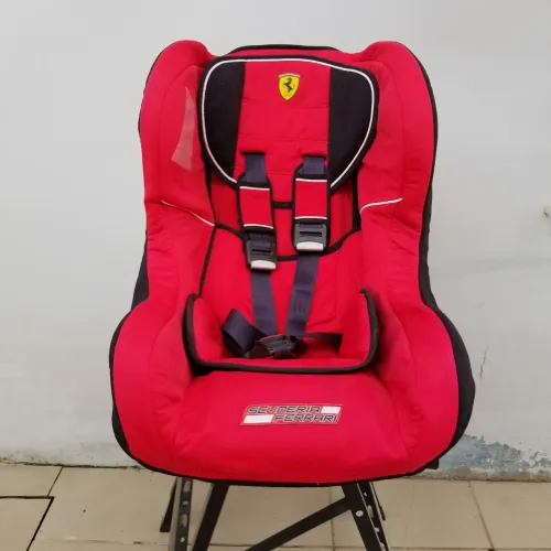 Cadeirinha de segurança para criança marca SCUDERIA FERRARI