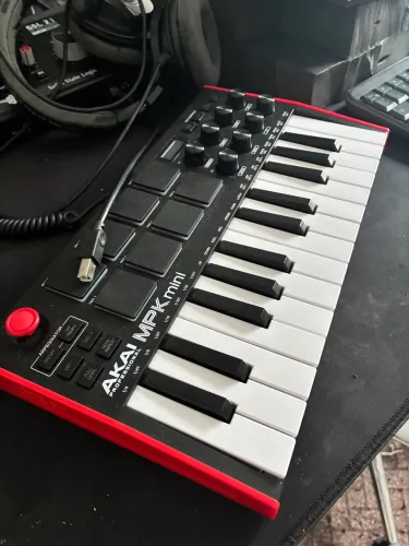 AKAI MPK MK3 - Teclado MIDI pra sair Logo