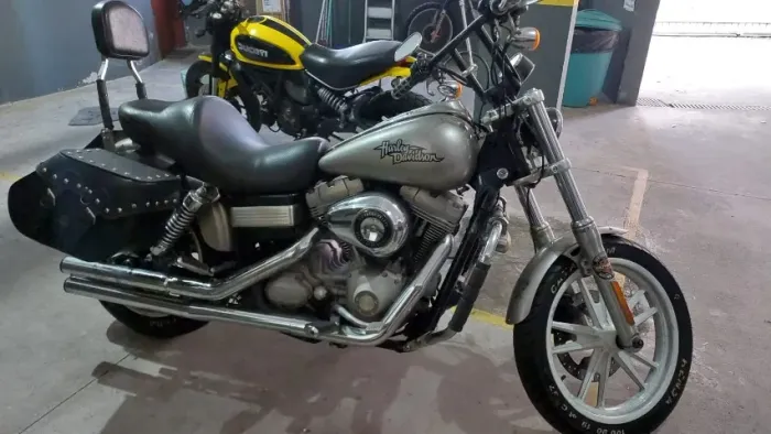 Harley Davidson - Dyna Super Glide - baixa quilometragem
