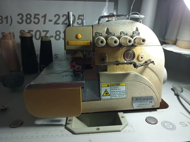 Máquina de costura industrial interlock Singer 