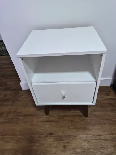 Vendo mesinha de apoio com pés palito e gaveta