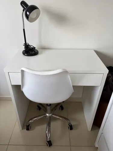 Escrivaninha + cadeira de escritório