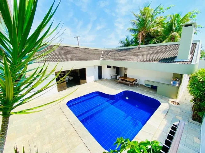 Casa vazia para locação localizada à 3 quadras do mar na Praia da Enseada no Guarujá, regi