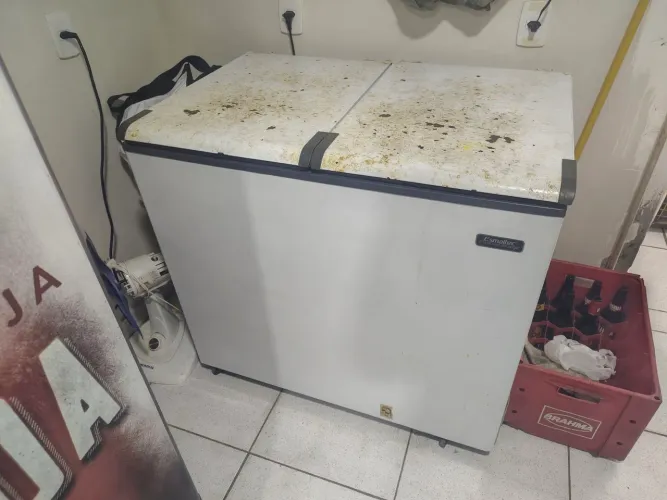 Vende-se freezer horizontal duas portas