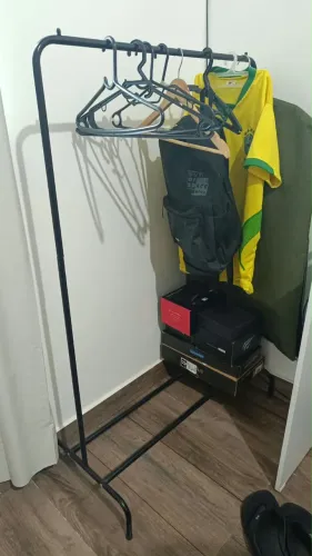 Arara de roupas em Ótimo Estado