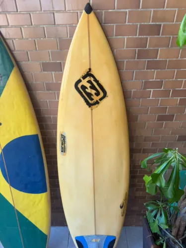 Prancha de surf usada aproximadamente 5'11"