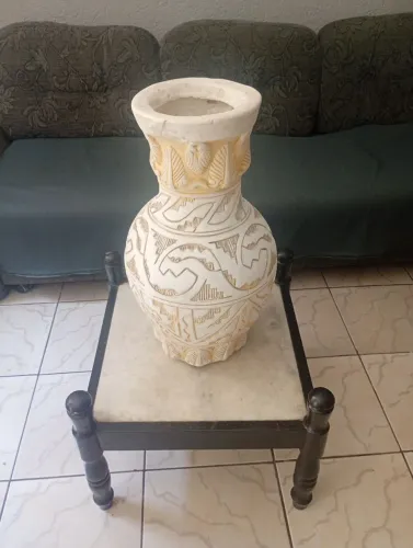 Vaso de gesso em alto relevo