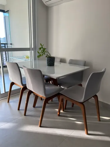 Mesa de jantar tampo de vidro 1,35m x 0,9m com 5 cadeiras impermeabilizadas