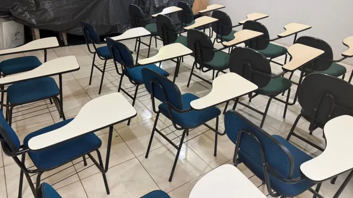 Cadeiras universitárias com prancheta