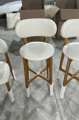 Banqueta toda em madeira maciça com assento e encosto no linho.