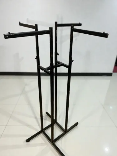 Araras de ferro, extensíveis, para loja.