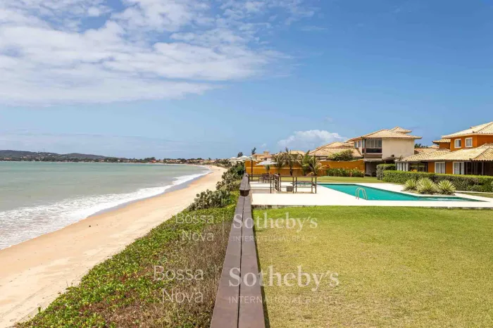 Casa em condomínio à beira-mar com vista e jardim na Praia Rasa