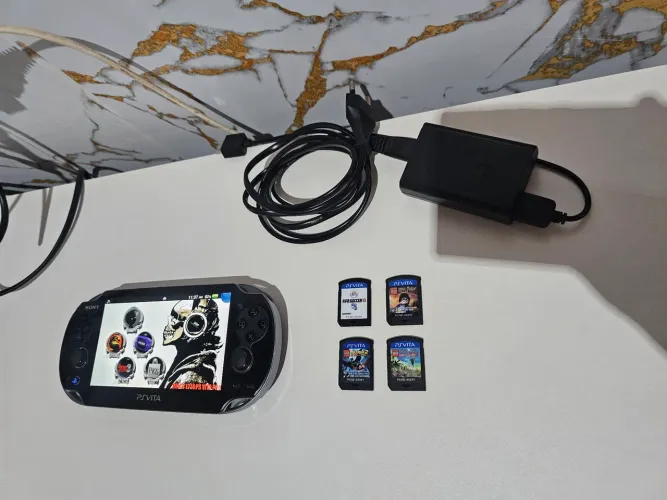 PsVita Oled C/ 4 games e desbloqueado