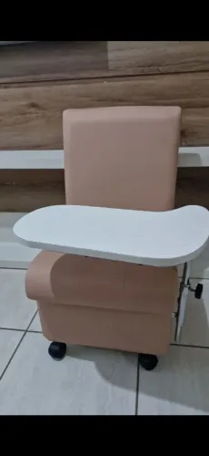 Cadeira de manicure Pouco dias de uso