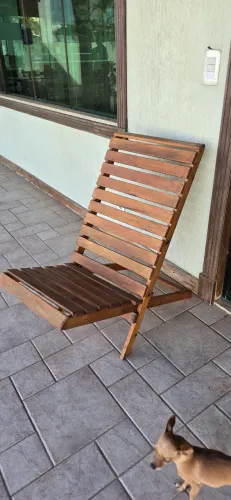 Cadeira de madeira maciça desmontável. Selada com stain.