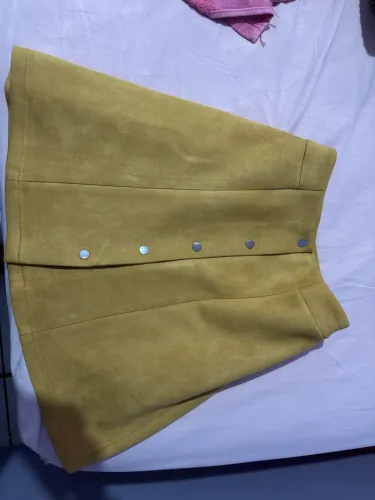Saia Feminina em Suede Bege com Detalhes em Botões - Elegante e Moderna