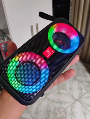 Caixa de som bluetooth muito alta 