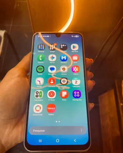 Celular semi-novo