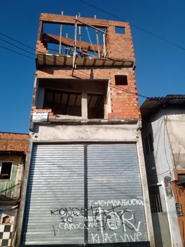 Alugo um galpão serve para vários tipos de comércio tem banheiro e estrutura mezanino.