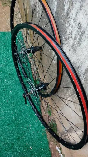 Rodas aro 29 aros extreme com cubos Shimano Deore!!<br>Para K7 com discos center Lock!!
