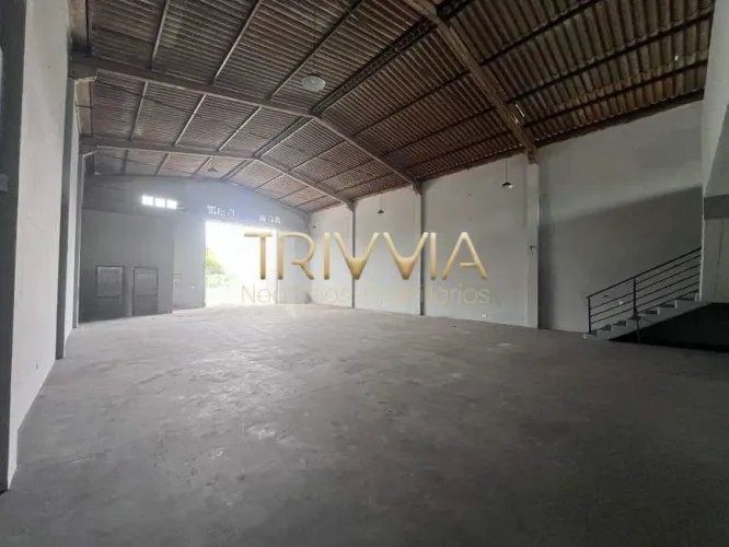 Galpão Comercial Estratégico com Pé-Direito Alto, Próximo à Av. Antônio Thomaz Ferreira de