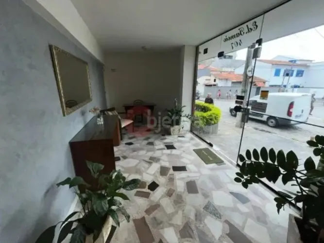 Cabo Frio/Centro-Sensacional 2qtos+dependências, próximo praia e comércio. Rgi