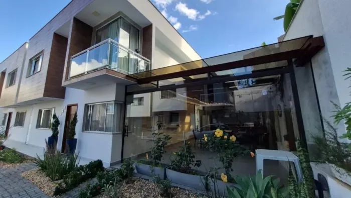 Casa em condomínio fechado na Freguesia, 3 quartos e toda mobiliada 1ª linha