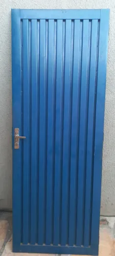 PORTA DE FERRO 2.00x0.75 CHAPA 18 COM FECHADURA E CHAVE  EM ESTADO DE NOVA 