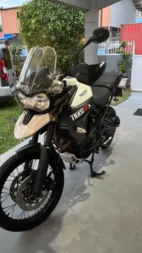 *Triumph Tiger 800 XCX 2015 - 86 mil km - Com problema no motor - abaixo da FIPE*