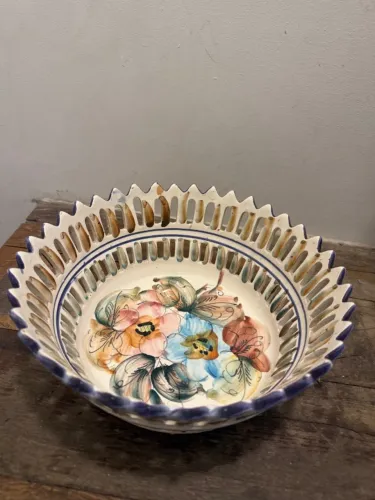 Centro de mesa em cerâmica vazada pintado a mão