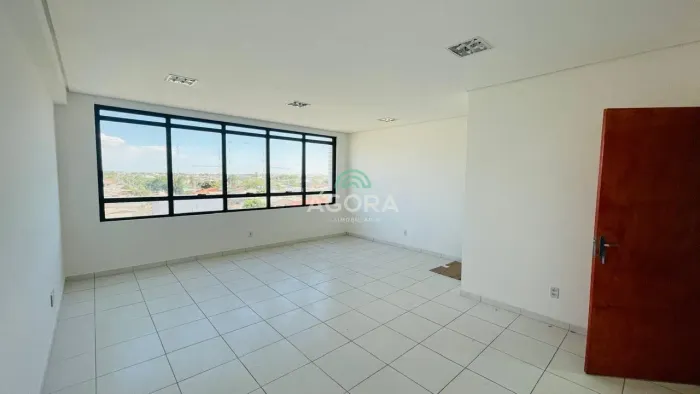 Sala comercial 35m² em avenida principal