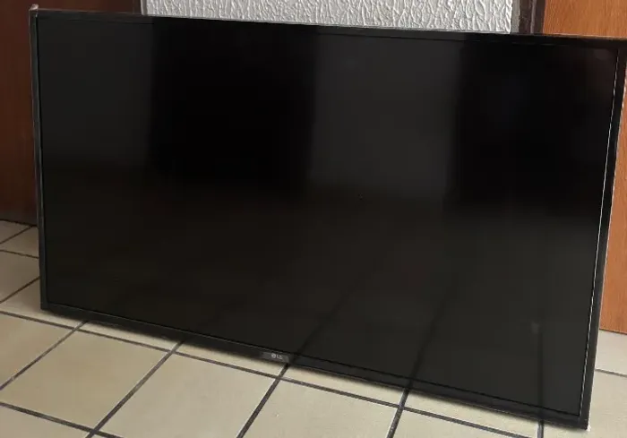 Tv LG 43 4k modelo 43UQ7500PSF com defeito