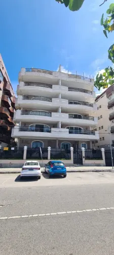 Apartamento em edifício de frente para o mar, com vista parcial da Praia