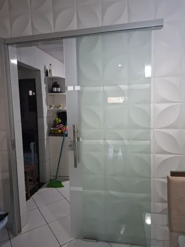 Porta de vidro jateada, completa com portal, fechadura e puxador.