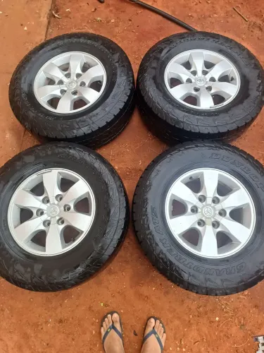 Rodas da hilux aro 16 com pneus