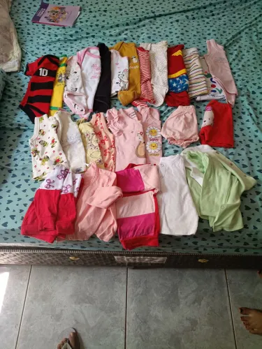 Vendo lotes de roupa, mamadeira e fralda