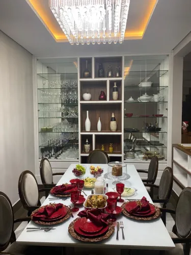 Vende- se mesa e cadeiras