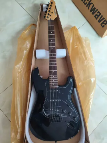Guitarra Rockwave Na cor preta