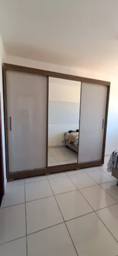 Guarda Roupa de Casal super espaçoso, 3 portas de correr, semi novo
