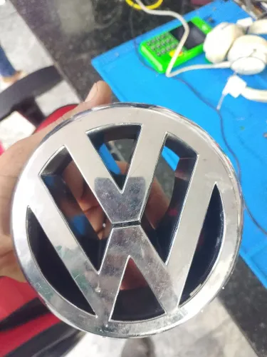 Emblema VW dianteiro cromado polo 2006 até 2012 original